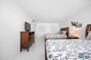137 Golden Isles Dr, Hallandale Beach, FL 33009 - Photo 23