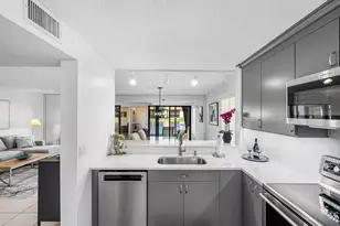 10423 S Circle Lake Dr, Boynton Beach, FL 33437 - Photo 11