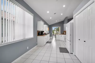 10393 Lexington Circle S, Boynton Beach, FL 33436 - Photo 7