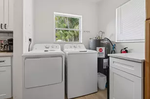 111 SW 3rd Ct, Boynton Beach, FL 33435 - Photo 9