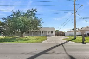 750 SW Lakehurst Dr, Port Saint Lucie, FL 34983 - Photo 3