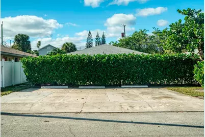 915 S N Street, Lake Worth, FL 33460 - Photo 1