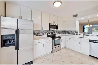 1090 Guildford E, Unit #1090, Boca Raton, FL 33434 - Photo 3