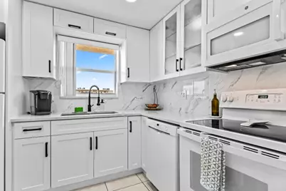 225 Bonnie Boulevard, Unit #302, Palm Springs, FL 33461 - Photo 3