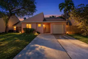 31 Peachtree Pl, Boynton Beach, FL 33436 - Photo 1