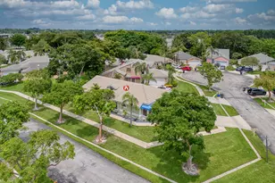 8095 Burlington Ct, Lake Worth, FL 33467 - Photo 15