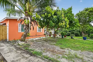 1007 Almeria Rd, West Palm Beach, FL 33405 - Photo 7