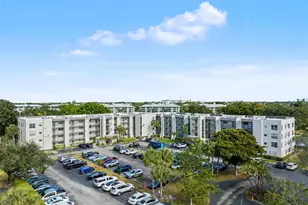 9235 Lagoon Pl, Davie, FL 33324 - Photo 5