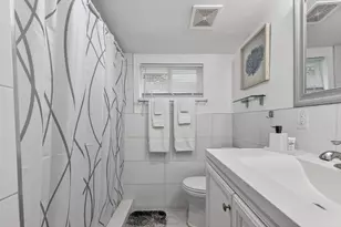 698 NE 36th St, Oakland Park, FL 33334 - Photo 13