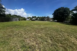 366 Alhambra Pl, West Palm Beach, FL 33405 - Photo 1