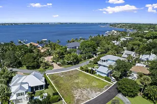 932 SE Riverside Dr, Stuart, FL 34994 - Photo 1