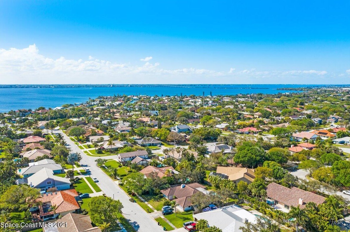 458 Rio Casa Dr, Melbourne FL 32903-3704 exterior