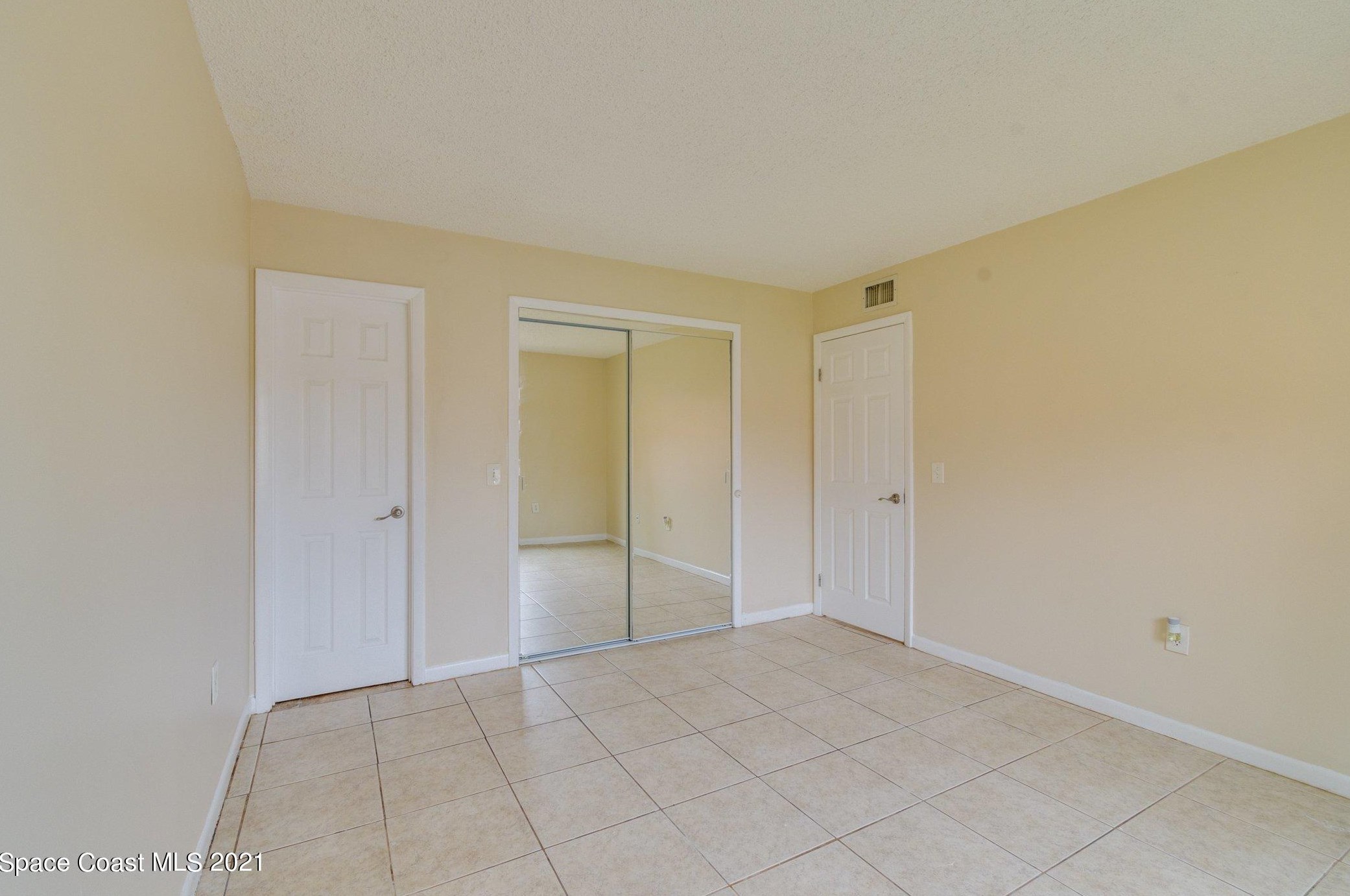 137 San Juan Cir, Melbourne FL 32935-5417 exterior