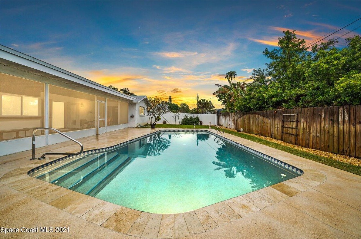 550 Gateway Dr, Merritt Island FL  32952-2654 exterior