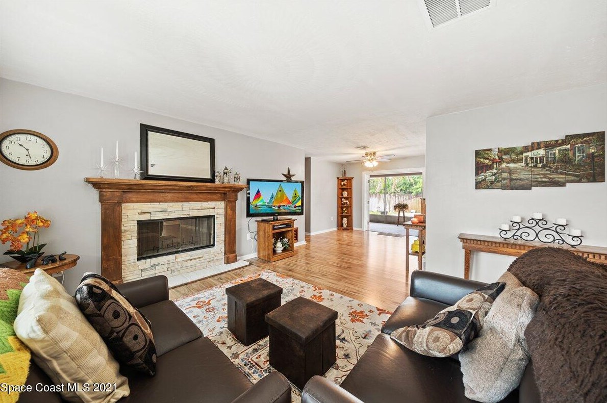 550 Gateway Dr, Merritt Island FL  32952-2654 exterior