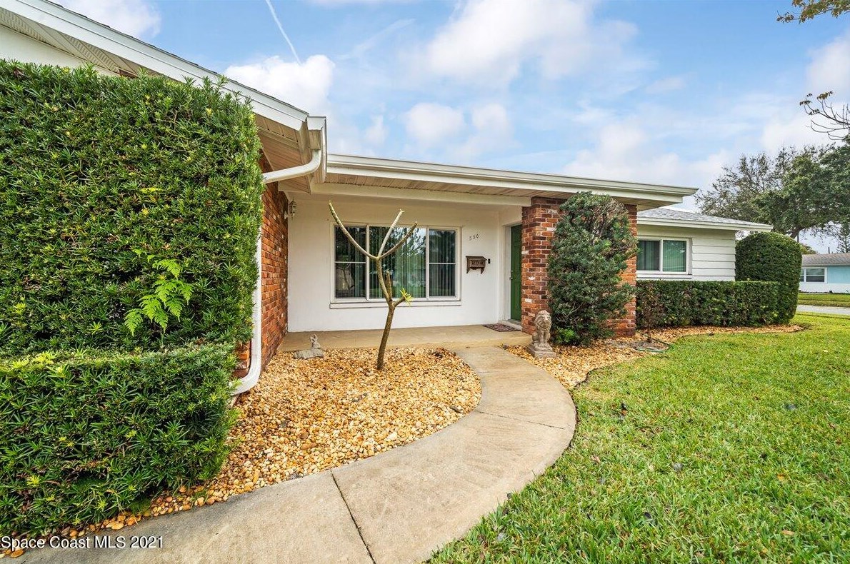 550 Gateway Dr, Merritt Island FL  32952-2654 exterior