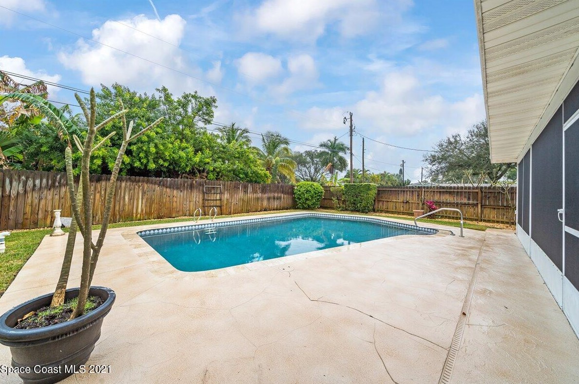 550 Gateway Dr, Merritt Island FL  32952-2654 exterior