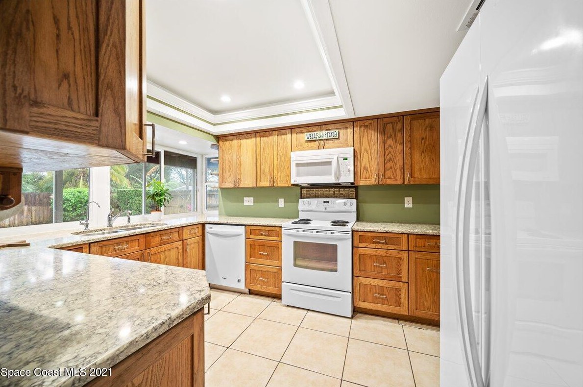 550 Gateway Dr, Merritt Island FL  32952-2654 exterior