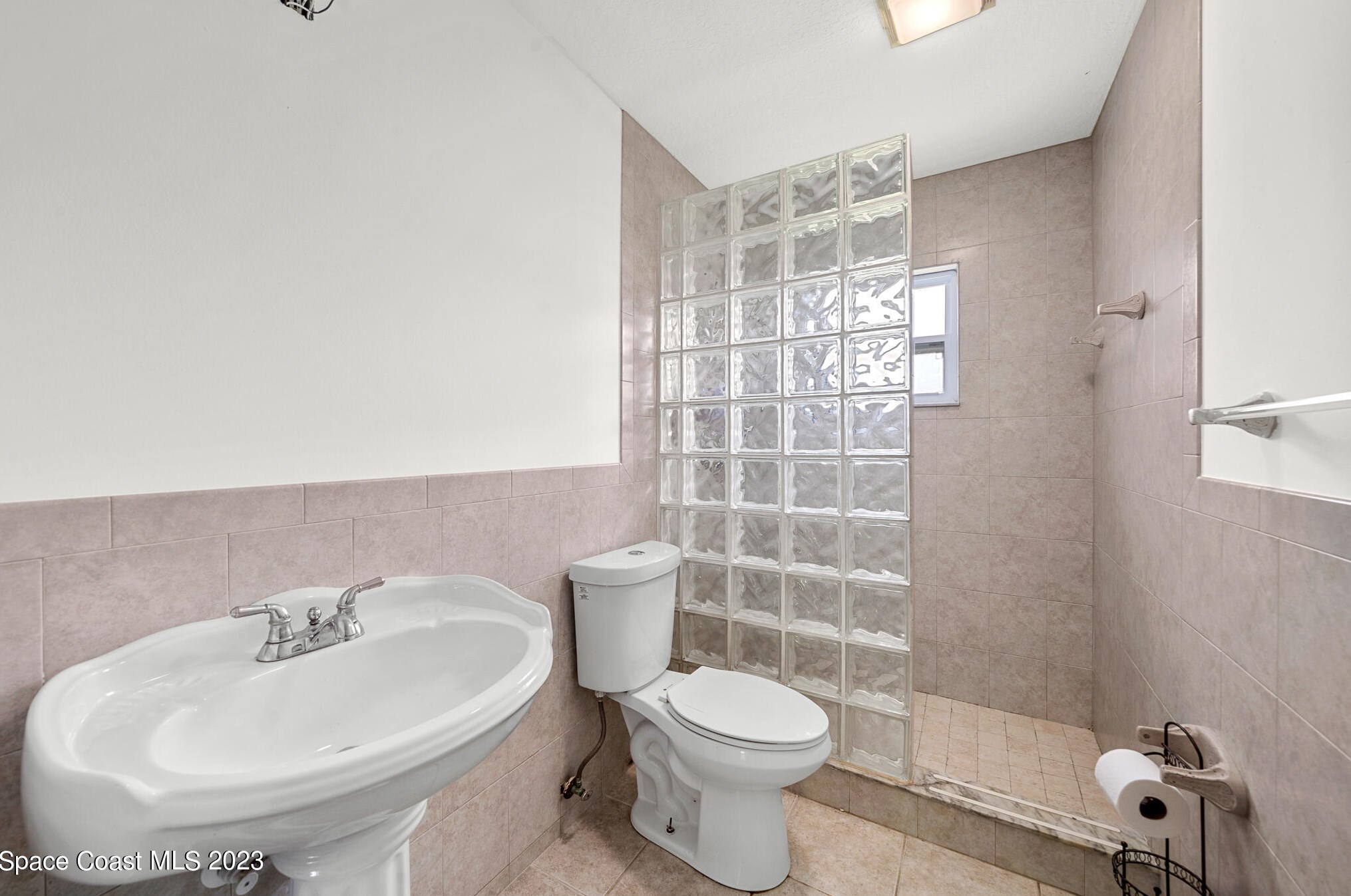 990 Emerald Rd, Melbourne FL 32909-3886 exterior