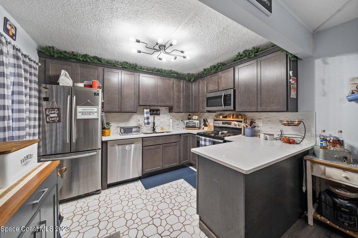 2113 Vista Oaks Cir, Melbourne FL  32905-3121 exterior