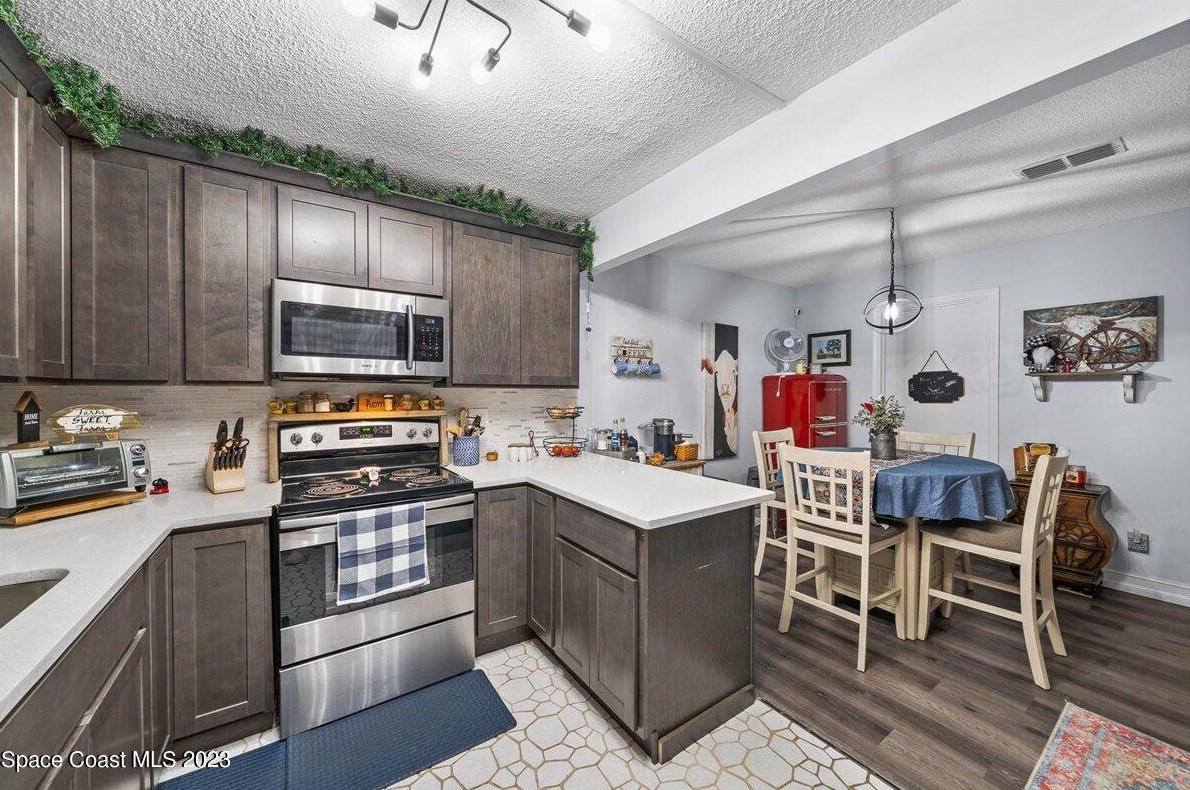 2113 Vista Oaks Cir, Melbourne FL  32905-3121 exterior