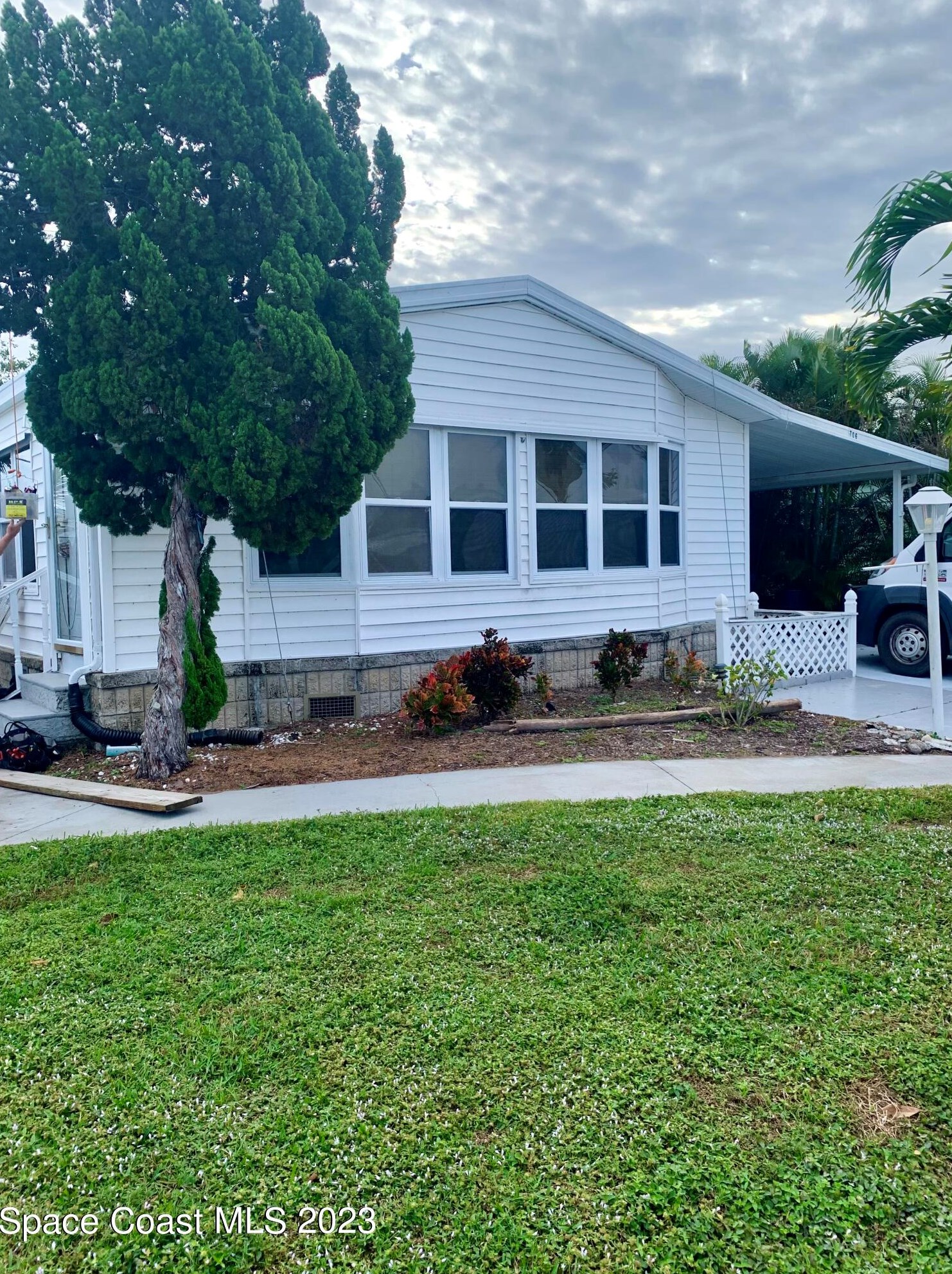 706 Periwinkle Cir, Sebastian FL  32976-7675 exterior