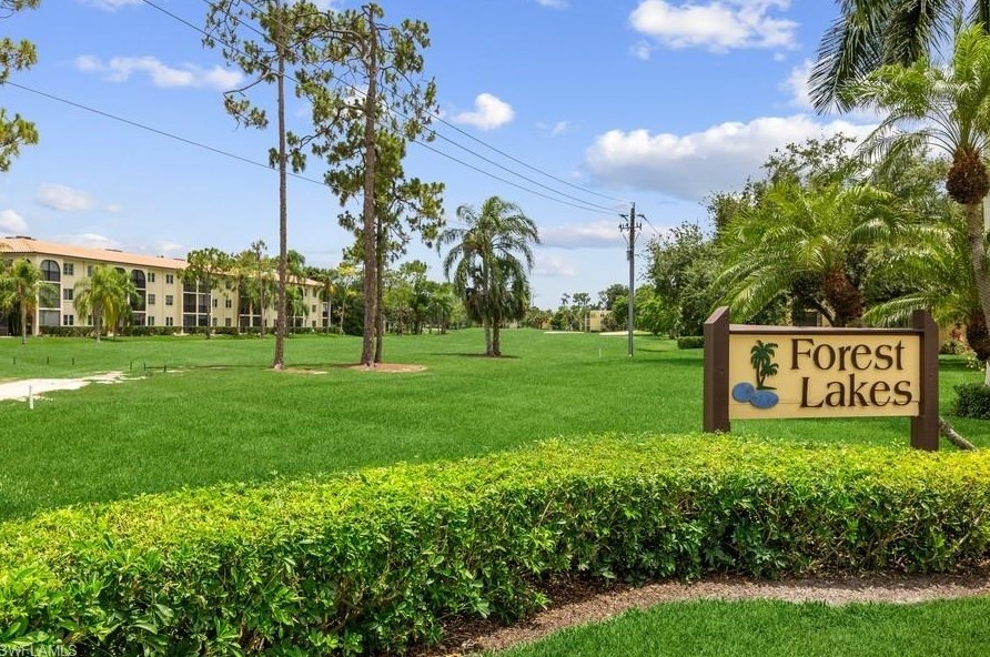 1086 Forest Lakes Dr, Naples FL  34105-2296 exterior