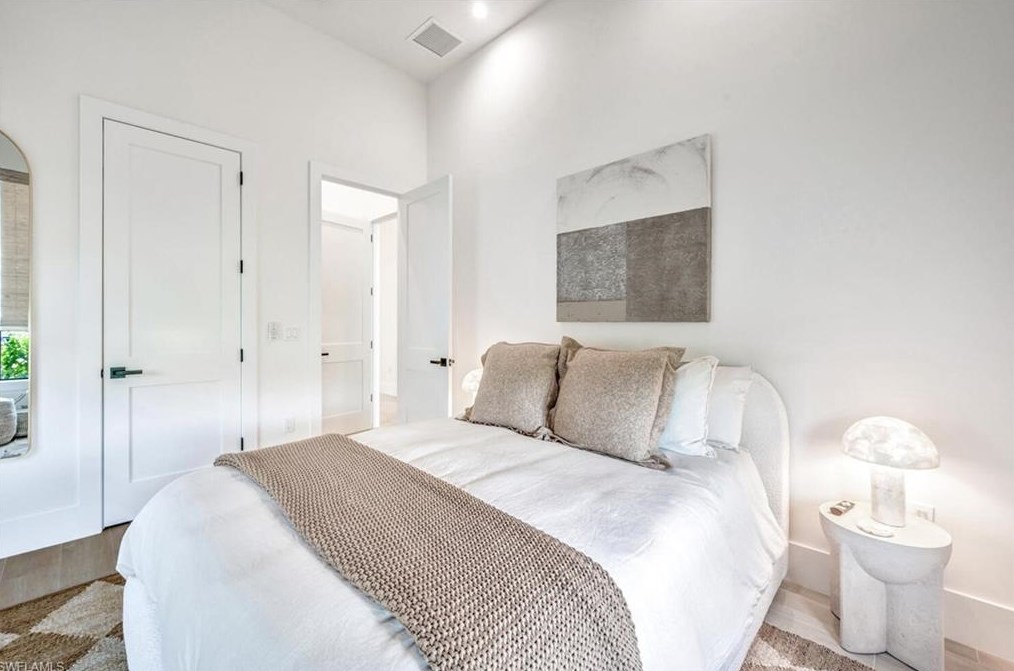 681 93 Ave, Naples FL 34108-2438 exterior