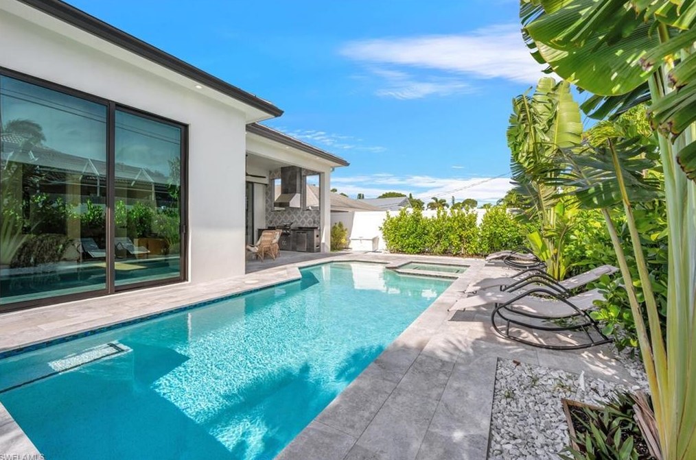 681 93 Ave, Naples FL 34108-2438 exterior