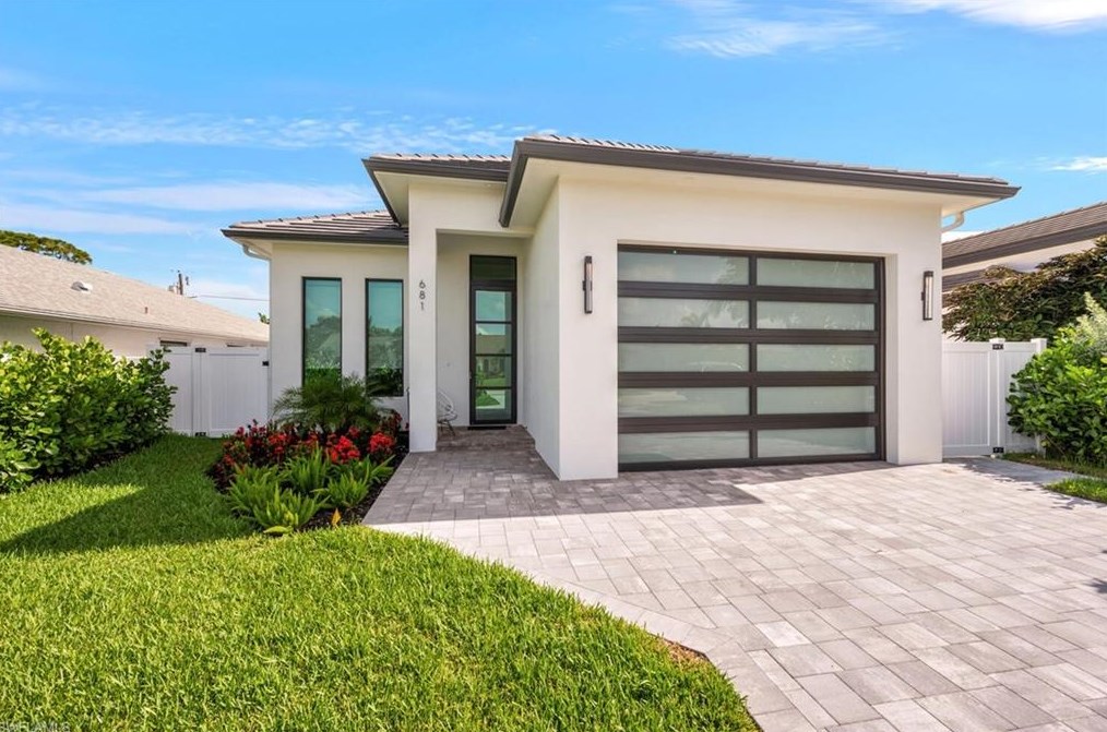681 93 Ave, Naples FL 34108-2438 exterior