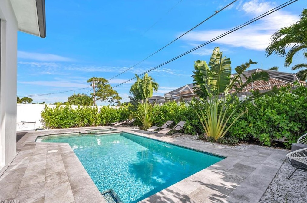 681 93 Ave, Naples FL 34108-2438 exterior