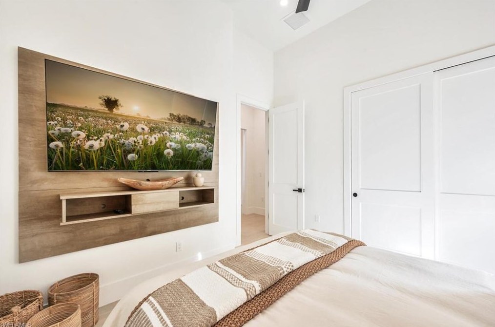 681 93 Ave, Naples FL 34108-2438 exterior