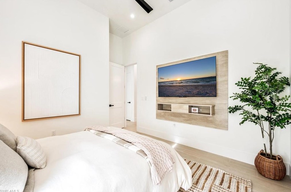 681 93 Ave, Naples FL 34108-2438 exterior