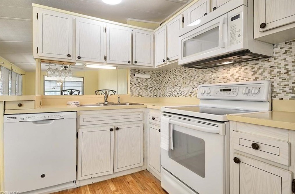 18 Henderson Dr, Naples FL 34114-8232 exterior