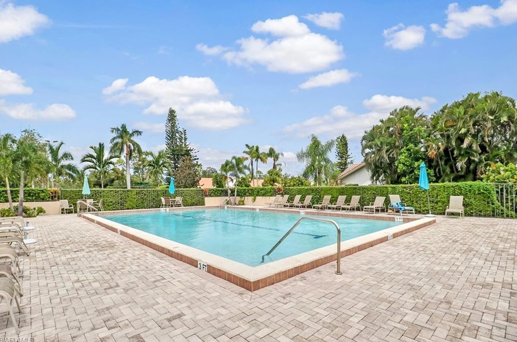 228 Fox Glen Dr, Naples FL 34104-5165 exterior