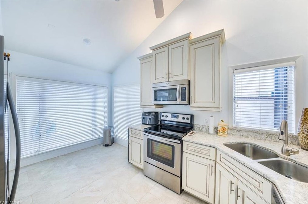 5458 Harbour Castle Dr, Fort Myers FL 33907-7844 exterior