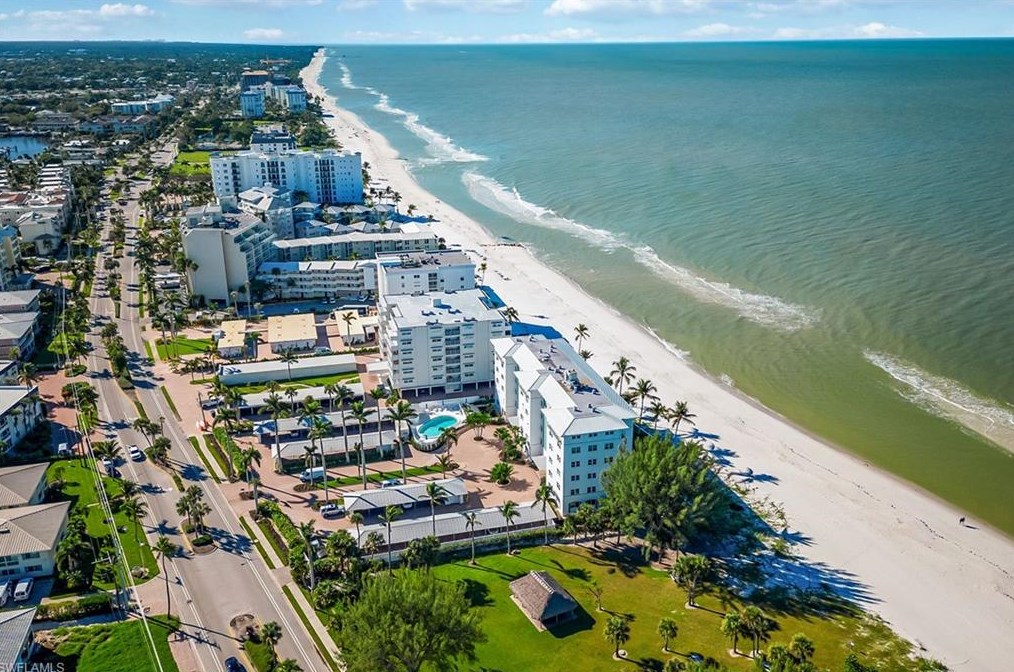 2011 Gulf Shore Blvd, Naples FL  34102-4668 exterior