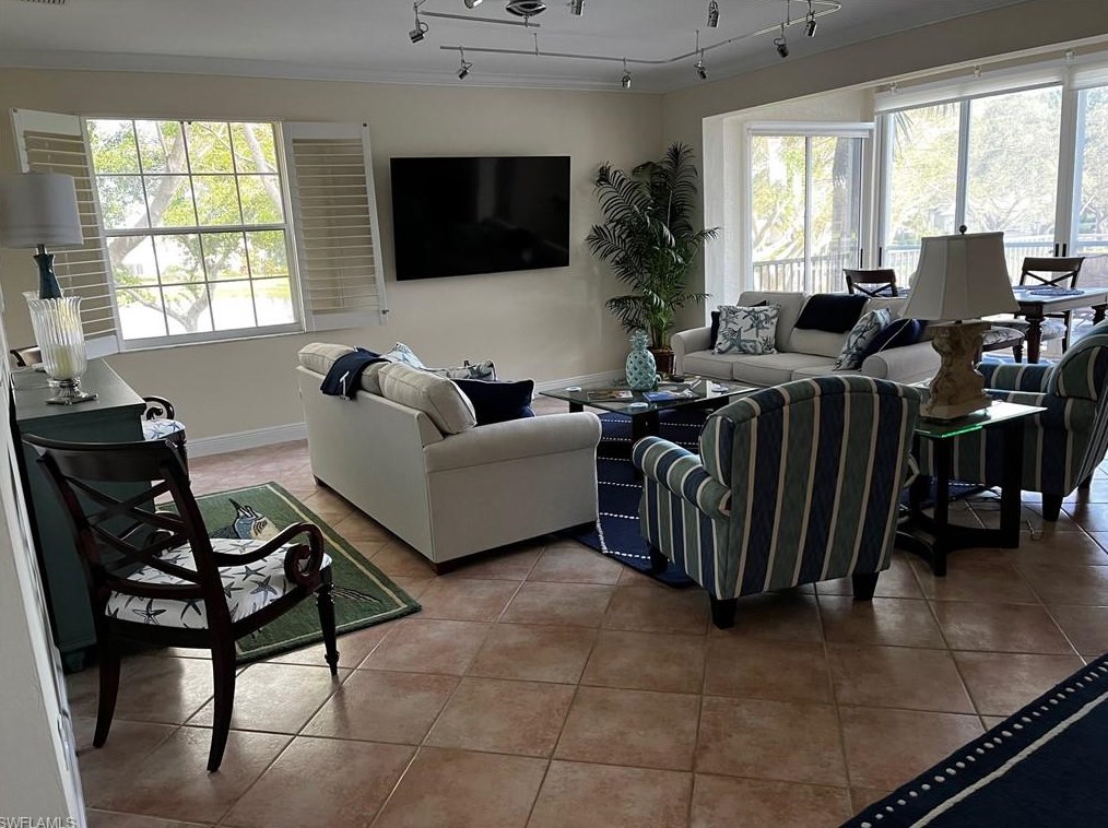 1590 Clermont Dr, Naples FL  34109-0302 exterior
