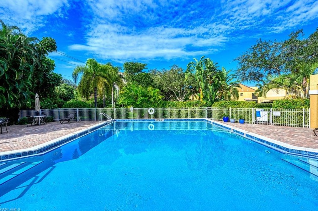 619 Beachwalk Cir #i-202, Naples, FL 34108