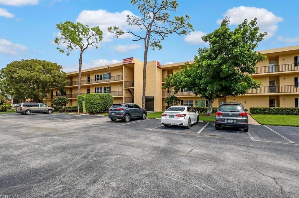 1086 Forest Lakes Dr, Naples FL 34105-2296 exterior