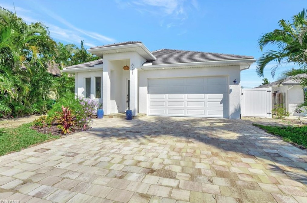 621 105 Ave, Naples FL 34108-1839 exterior