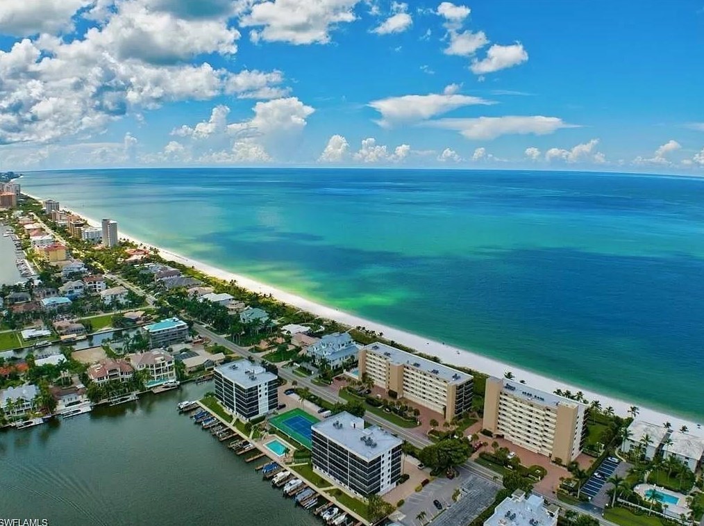 621 105 Ave, Naples FL 34108-1839 exterior