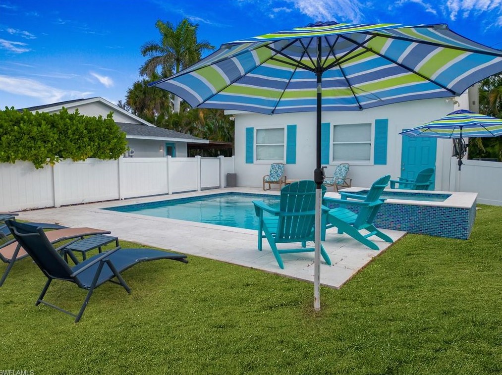 702 107 Ave, Naples FL 34108-1858 exterior