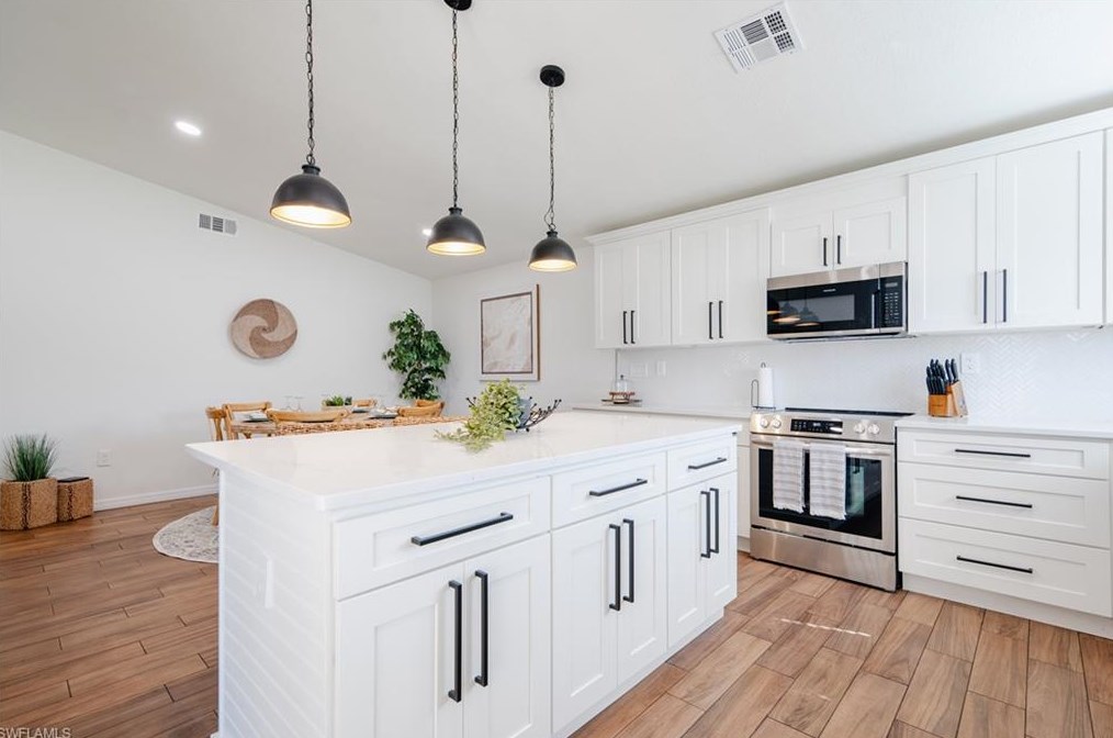 6483 Royal Woods Dr, Fort Myers FL  33908-6153 exterior