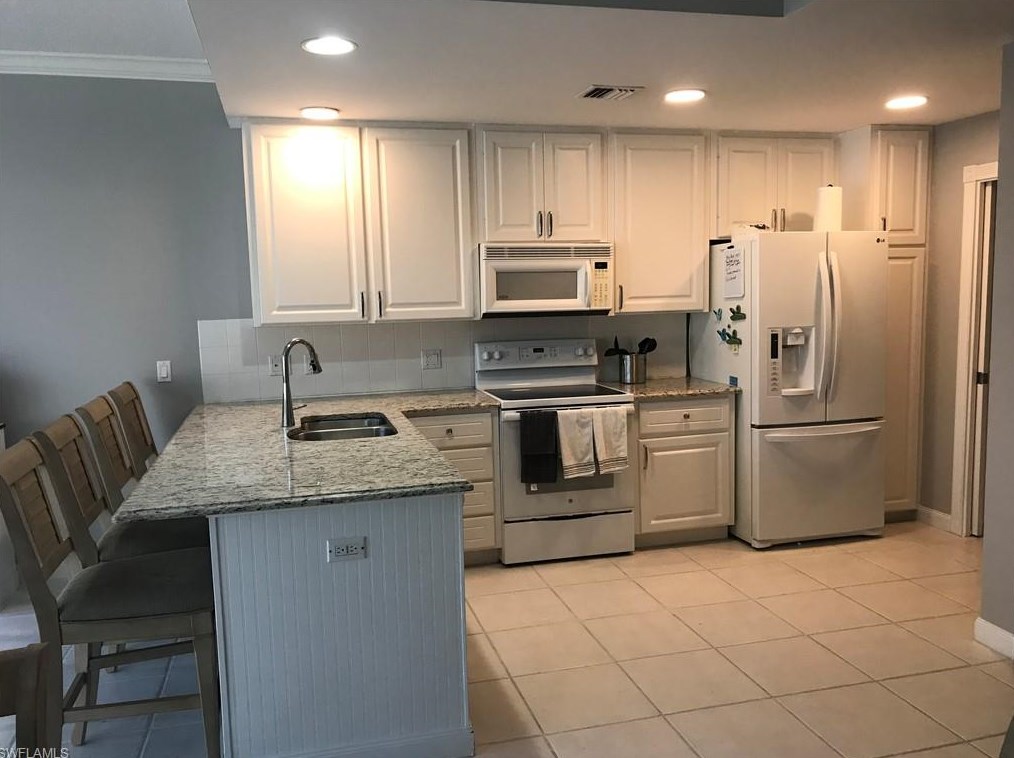 6048 Towncenter Cir, Naples FL  34119-9556 exterior
