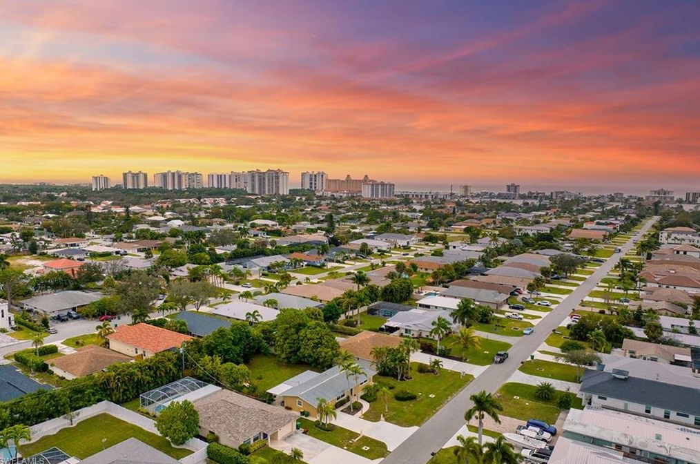 672 96 Ave, Naples FL 34108-2464 exterior