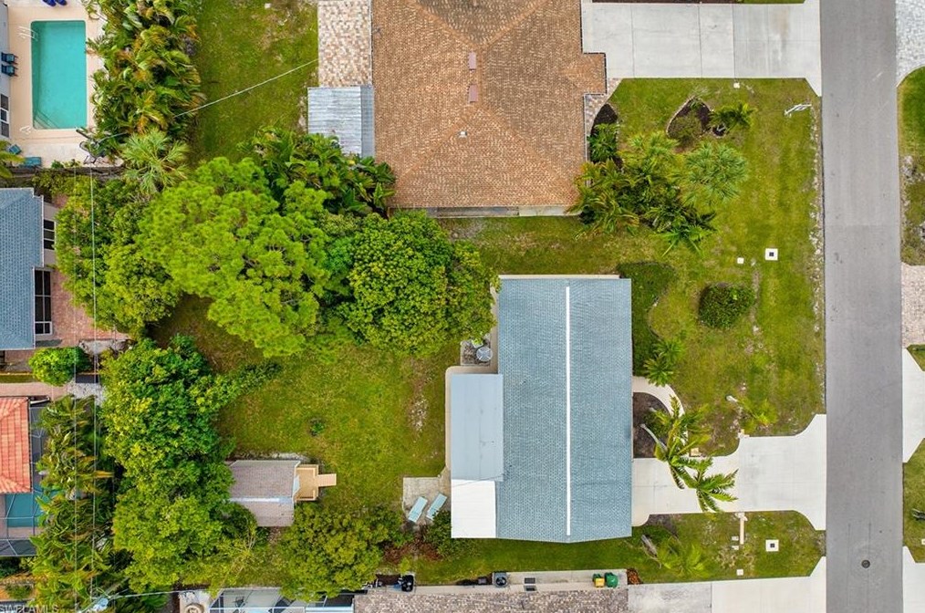 672 96 Ave, Naples FL 34108-2464 exterior