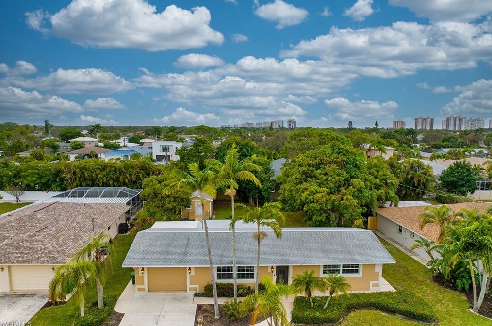 672 96 Ave, Naples FL 34108-2464 exterior