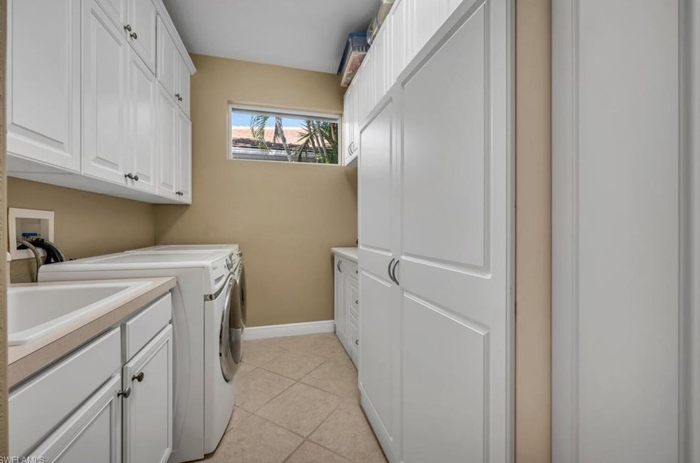 5059 Cerromar Dr, Naples FL  34112-7922 exterior