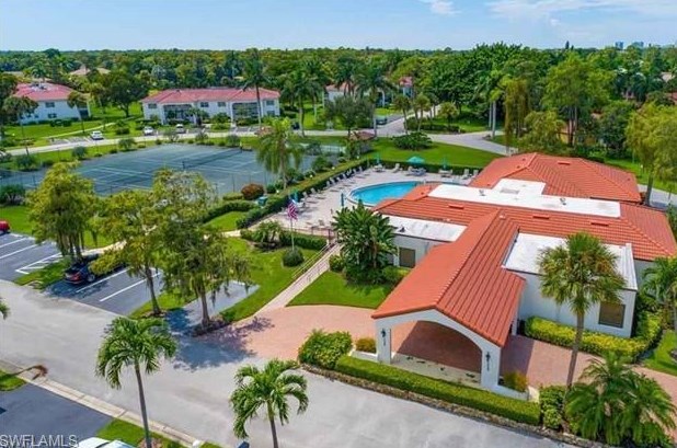 1056 Forest Lakes Dr, Naples FL 34105-2275 exterior